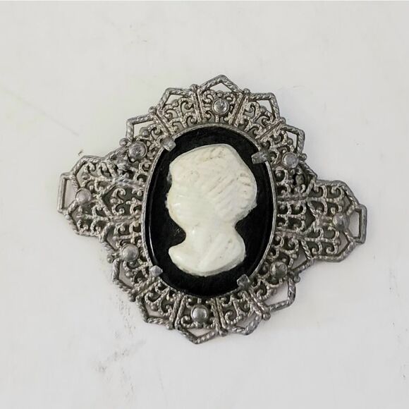 Vintage cameo brooch - Picture 1 of 5